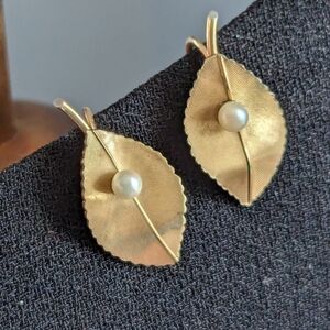 Krementz Earrings 14kt Vintage Screw back post goldtone cultured pearl l…